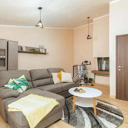 2 Bedroom Gorgeous In Holiday home Marcana