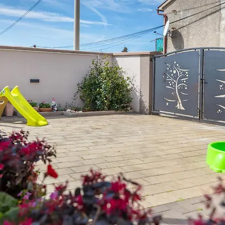 2 Bedroom Gorgeous In Marcana
