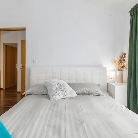 2 Bedroom Gorgeous In Holiday home